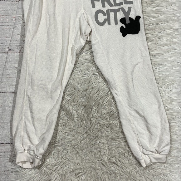 Free City Super Fluffy Pocket Logo Creamy Yumm Sweatpants - Picture 10 of 16
